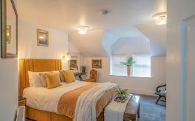 Gorgeous New 1 Bedroom Penthouse Flat